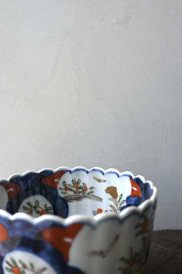 古伊万里色絵花蝶文輪花鉢 - 画像 (3)