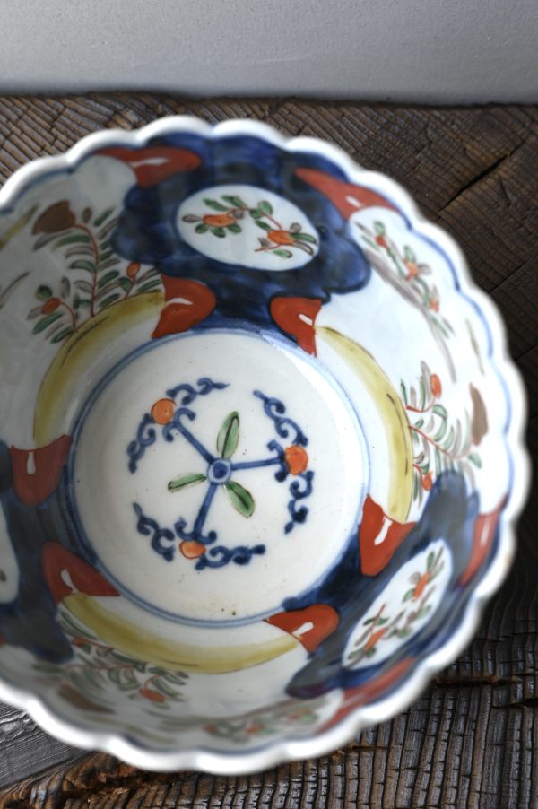 古伊万里色絵花蝶文輪花鉢 - 画像 (4)