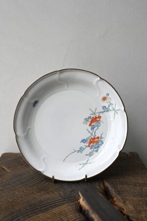 柿右衛門色絵花蝶文輪花七寸皿