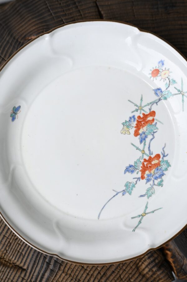 柿右衛門色絵花蝶文輪花七寸皿 - 画像 (2)